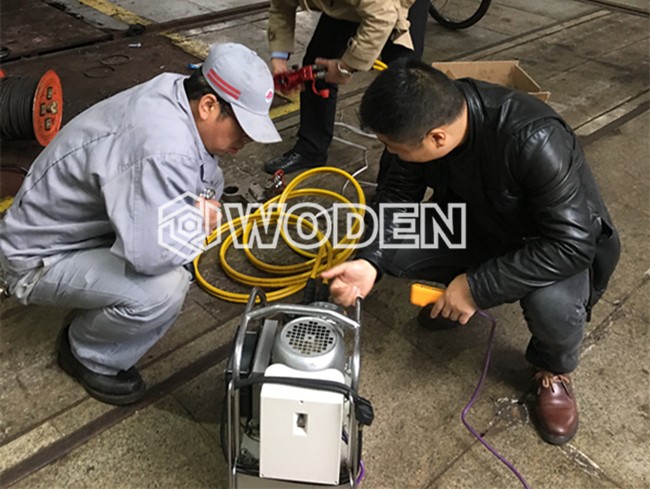 沃顿技术员指导用户：连接泵站和扳手情景
