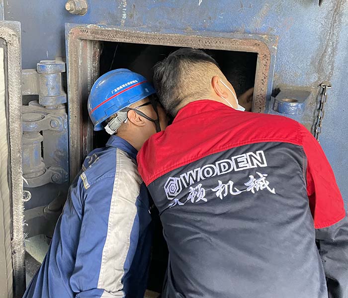 沃顿液压扳手技术人员在马钢某铁厂现场了解螺栓工况情景